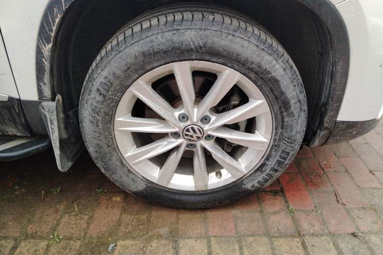 Used Volkswagen Tiguan 2016 280TSI Automatic Two-Wheel Drive Silk Road Comfort Edition Right Front Wheel Hub