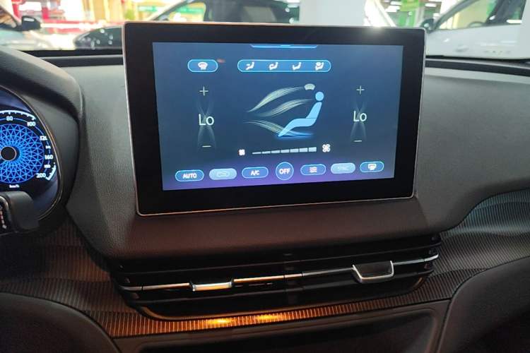 Used Hongqi E-QM5 2022 431 km Charge & Enjoy Edition Audio And AC Panel