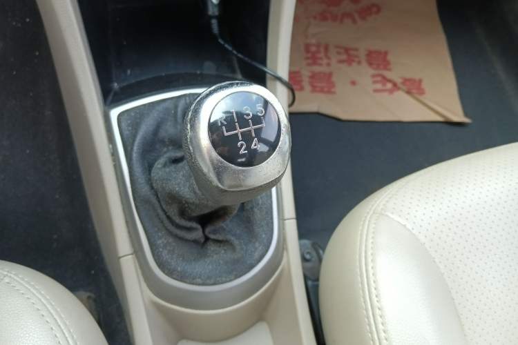 Used Hyundai Verna (older generation) 2014 1.4L Manual Smart GLS Trim Gear Lever