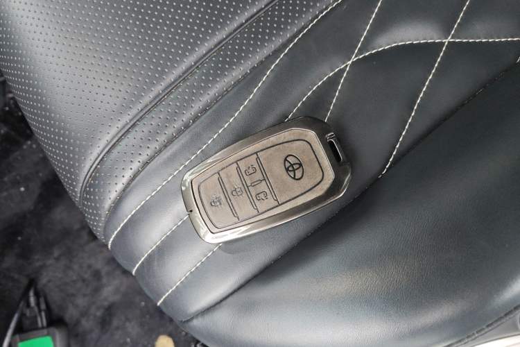 Used Toyota Granvia 2023 2.5L Hybrid Comfort Edition
