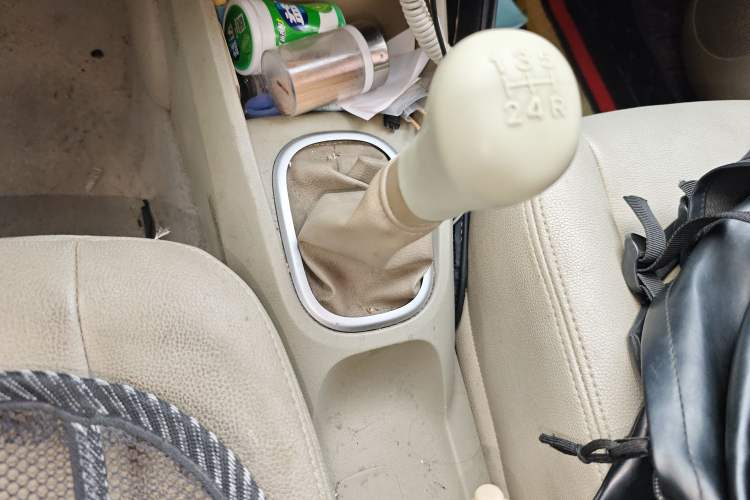 Used Venucia D50 2013 1.6L Manual Fashion Edition Gear Lever