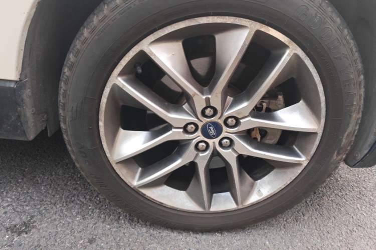 Used Ford Edge 2016 EcoBoost 330 V6 Four-Wheel-Drive Flagship Model with 7 Seats Right Front Wheel Hub