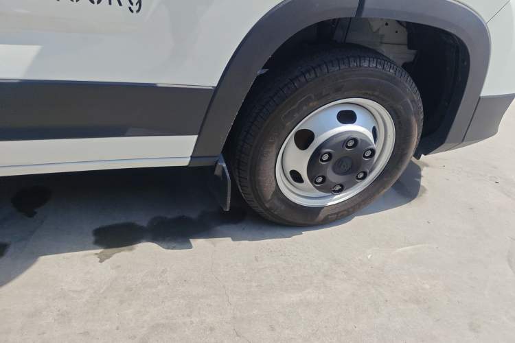 Used SAIC MAXUS Xintu V90 2024 Zhiyun 2.0T Manual Rear-Drive Extended-Wheelbase High-Roof Model with Dual Rear Tires and 3 Seats