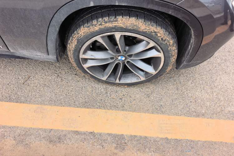 Used BMW X1 2013 sDrive18i Sport Design Package Right Front Wheel Hub