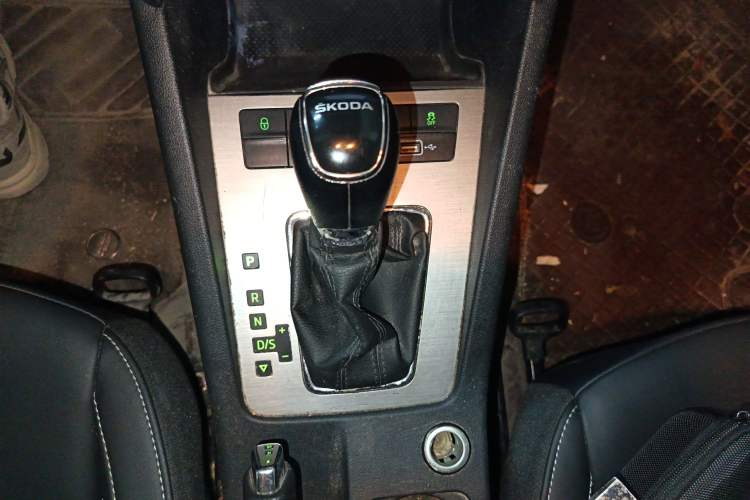 Used Skoda Octavia 2022 1.5L Automatic Comfort Edition Gear Lever