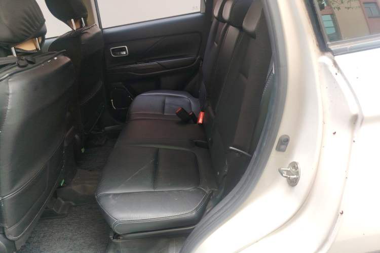 Used Mitsubishi Outlander 2018 2.0L Two-Wheel Drive Glory Edition 5 Seats Left Rear Seat