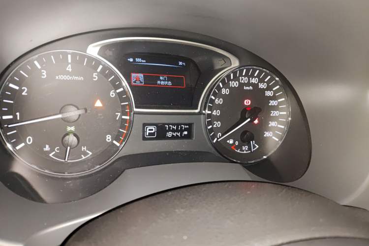 Used Nissan Teana 2014 Duke 2.5L XV Glory Edition Odometer Close Up