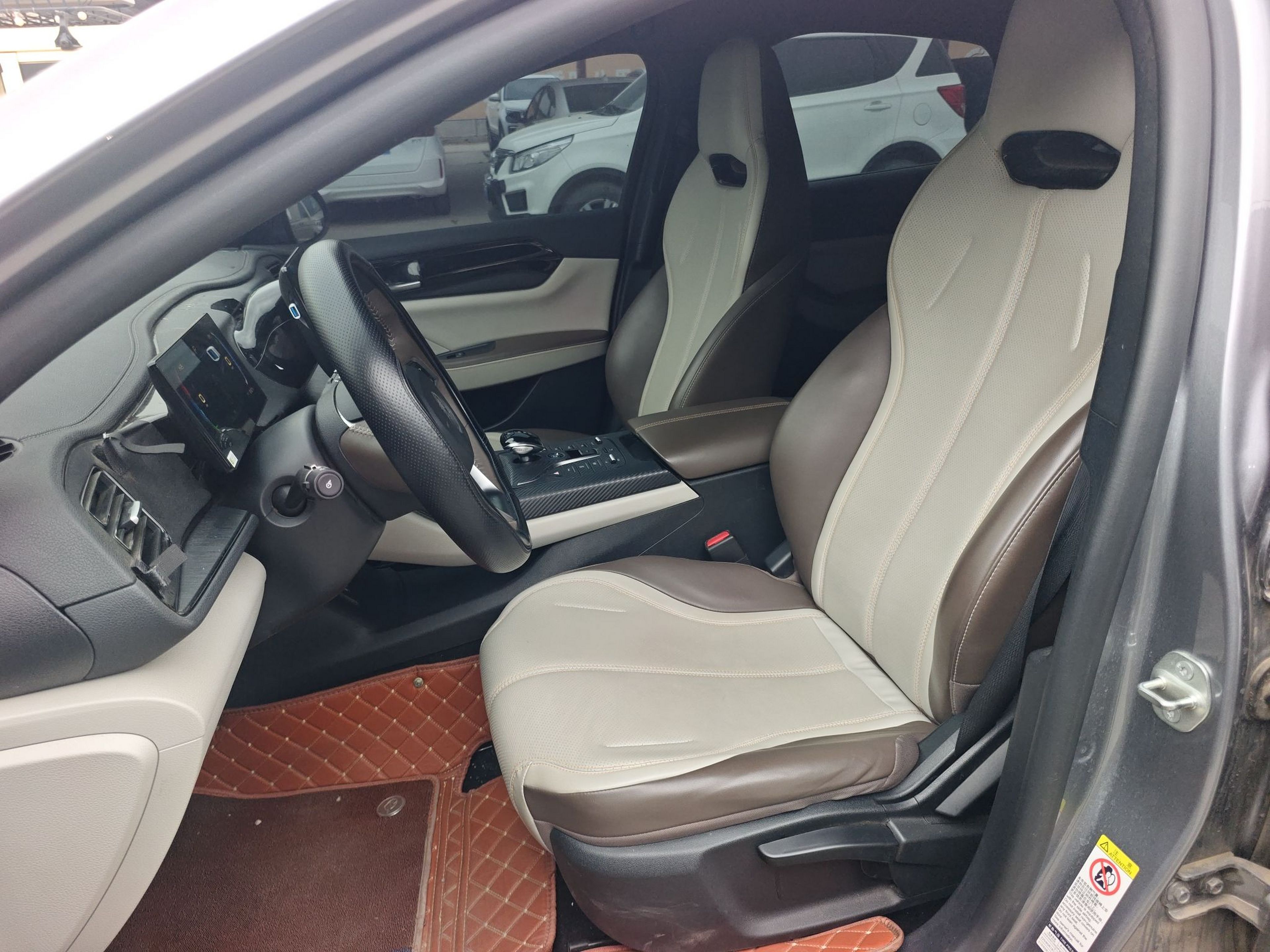 Переднее сиденье в автомобиле