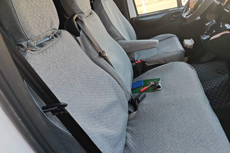 Used JMC Fushun 2023 2.0T Automatic Short-Wheelbase Low-Roof Commercial Van 2/3 Seats with Dual-Opening Tailgate Left Rear Seat