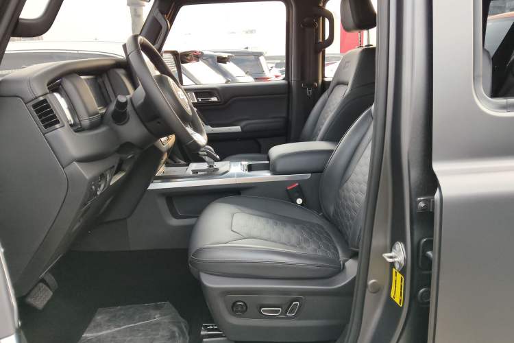 Used 212 T01 2024 2.0T Explorer
