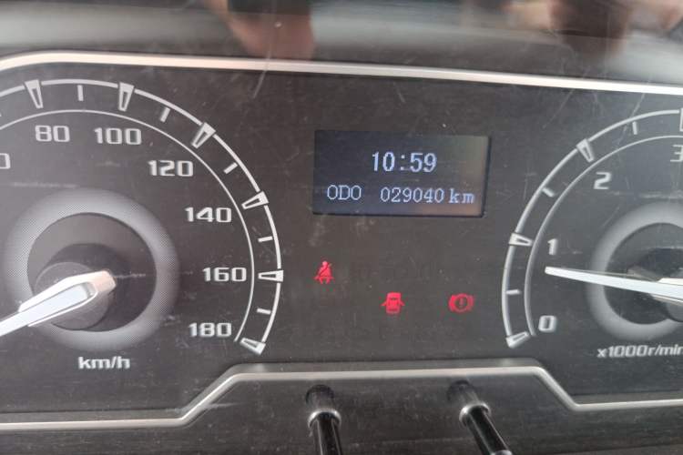 Used SAIC MAXUS Xintu V80 2020 2.5T Manual Classic City Delivery King Short Wheelbase Mid-Roof Design 2/3 Seats
