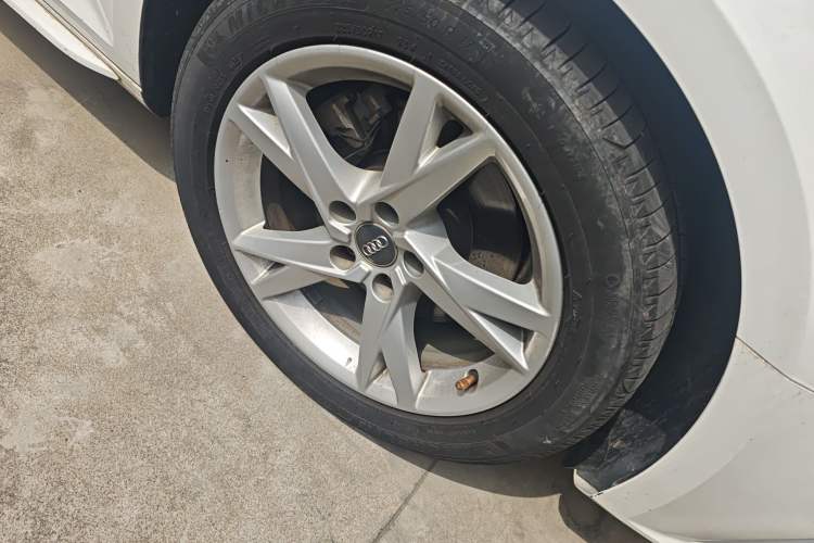 Used Audi A4L 2018 30th Anniversary Edition 40 TFSI Trendy Model Right Front Wheel Hub