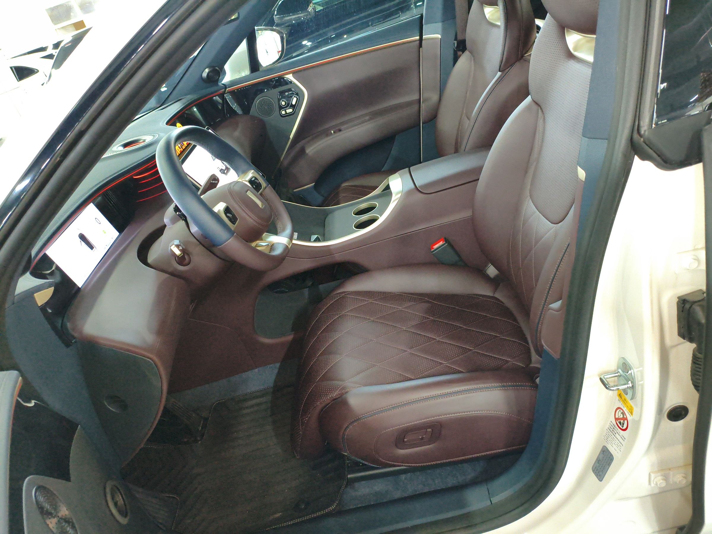 المقاعد الأمامية داخل السيارة