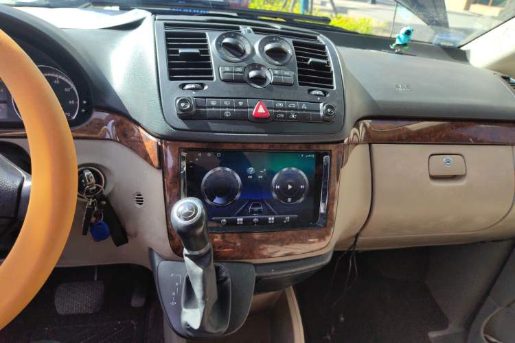 Used Mercedes-Benz Viano 2010 2.5L Luxury Edition
