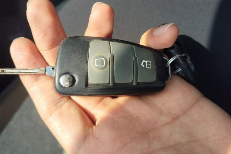 Used Isuzu D-MAX 2015 2.5T Two-Wheel Drive Automatic High-Performance Elite Version 4JK1 Vehicle Key