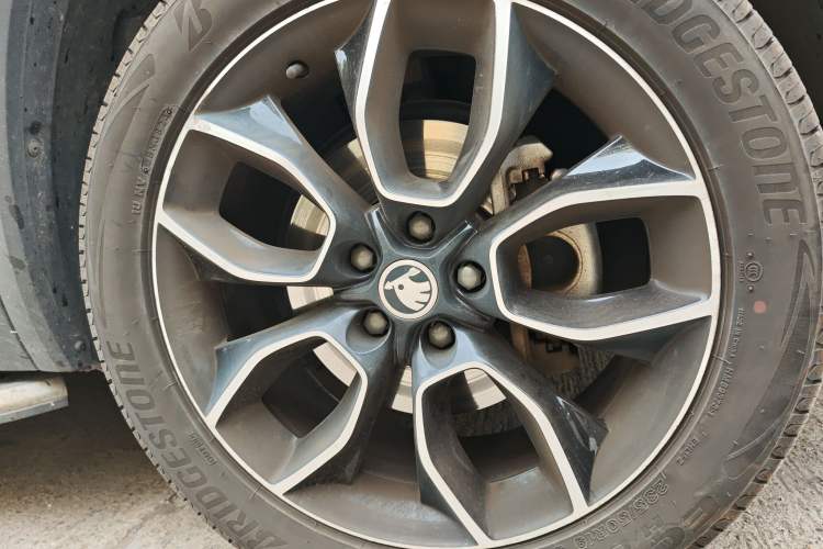 Used Skoda Kodiaq 2019 Facelifted TSI330 7-Seater Two-Wheel-Drive Luxury Enjoyment Edition China VI Standard Right Front Wheel Hub