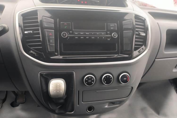 Used SAIC MAXUS Xintu V80 2018 2.5T 6-speed manual Aoyuntong short-wheelbase ultra-low roof 5- or 6-seat model Audio And AC Panel