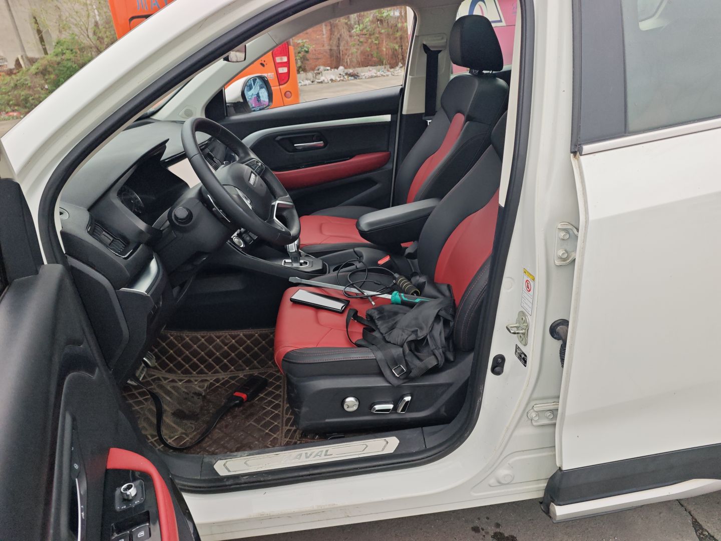 المقاعد الأمامية داخل السيارة