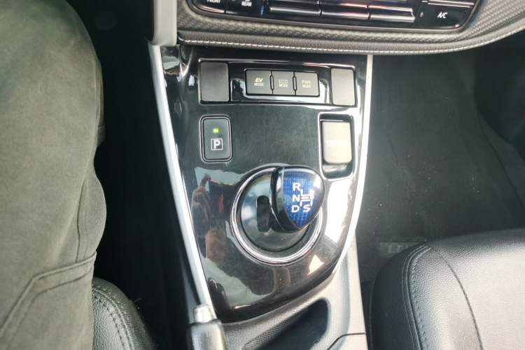 Used Toyota Levin 2017 Revised Dual-Engine 1.8H GS E-CVT Elite Sunroof Version China V Standard