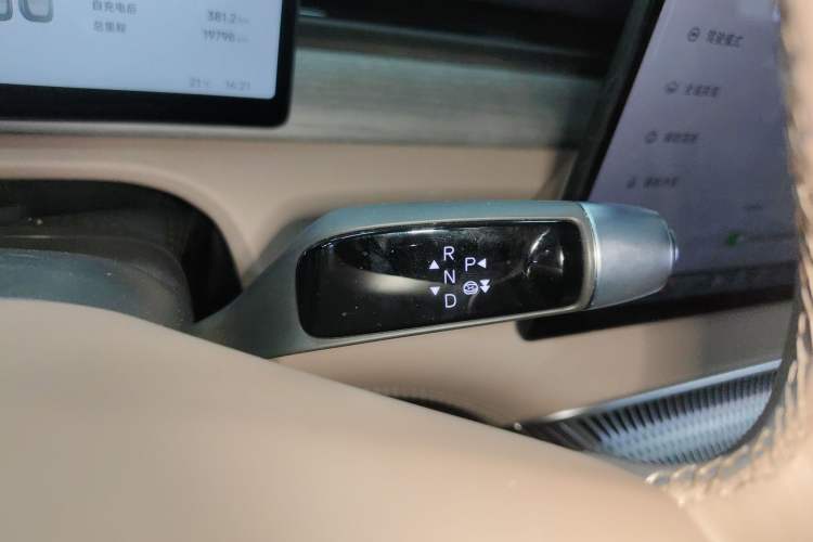 Used XPeng X9 2025 740 Ultra-Long Range Max Gear Lever
