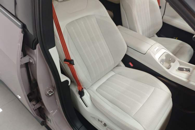 Used ONVO L60 2024 60 kWh Rear-Drive Version Right Front Seat