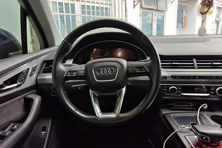 Used Audi Q7 2018 40 TFSI Comfort Model Steering Wheel