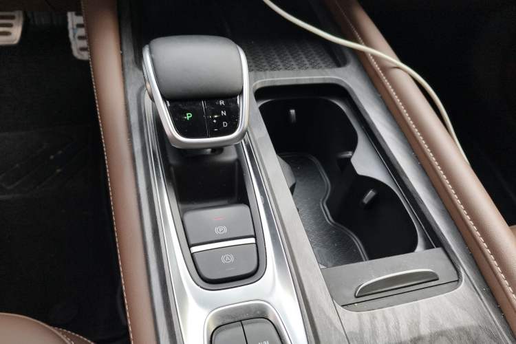 Used Chery Arrizo 8 2024 High-Performance Edition 2.0T DCT Powerfully Tuned Gear Lever