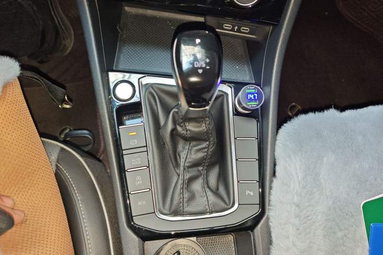 Used Volkswagen Sagitar 2023 300TSI DSG Excellence Edition Gear Lever