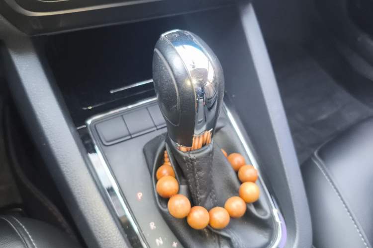 Used Volkswagen Sagitar 2015 1.6L Automatic Comfort Model Gear Lever