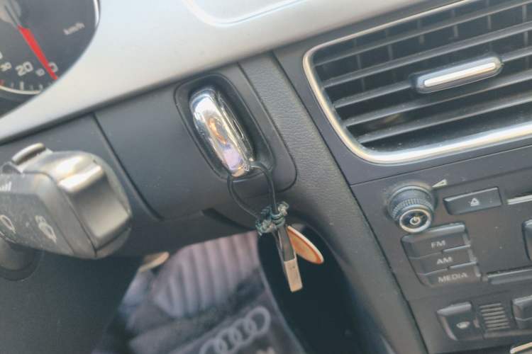 Used Audi A4L 2012 2.0 TFSI automatic standard version
