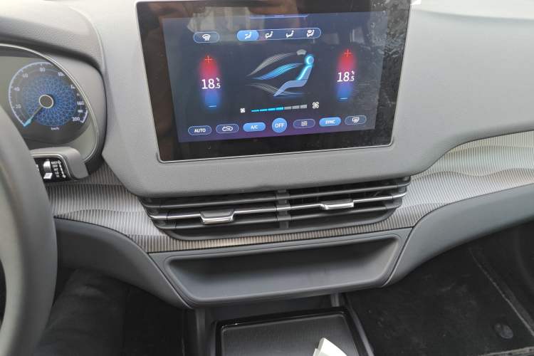 Used Hongqi E-QM5 2022 431 km Charge & Enjoy Edition Audio And AC Panel