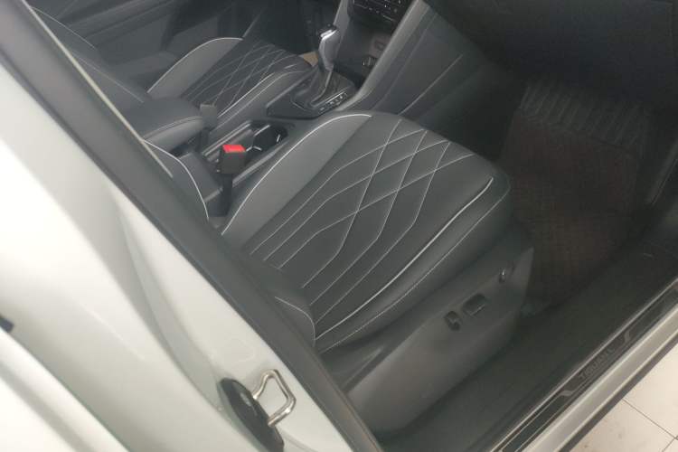 Used Volkswagen Tiguan L 2024 Outstanding Model 330TSI Automatic Two-Wheel Drive R-Line Dragon Glory Edition
