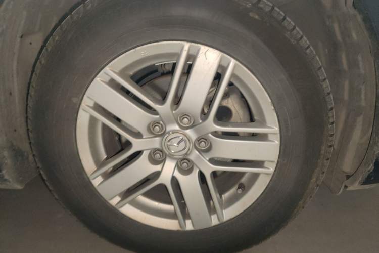 Used Mazda 8 2011 2.3L Deluxe Edition Right Front Wheel Hub