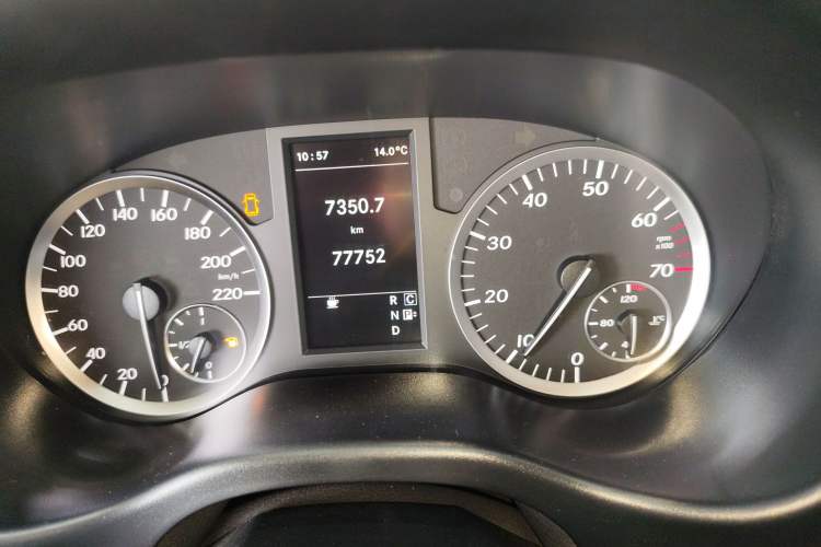 Used Mercedes-Benz Vito 2016 2.0T Business Edition Odometer Close Up