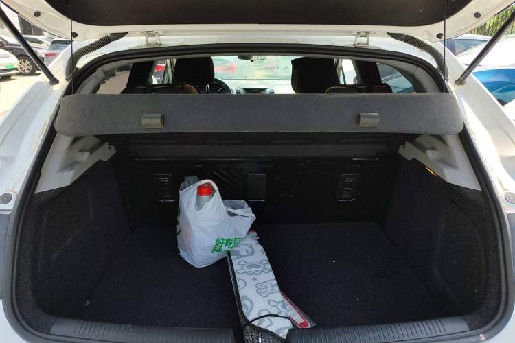 Used Chevrolet Cruze 2017 1.5L Hatchback Automatic Pioneer Sunroof Edition