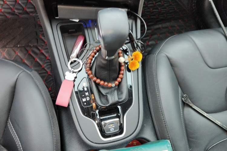 Used Jeep Cherokee 2019 2.0T Two-Wheel Drive Smart Enjoyment Version China V Gear Lever