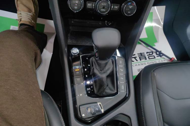 Used Volkswagen Tiguan L 2019 330TSI Automatic Two-Wheel Drive Smart Luxury Version China V Emission Standard