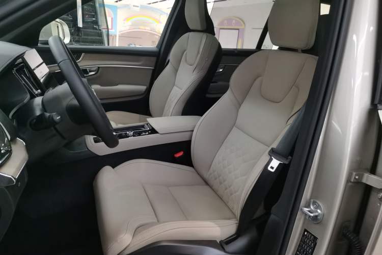 Used Volvo XC90 2025 Facelifted B6 Zhiyuan Luxury Version with 6 Seats