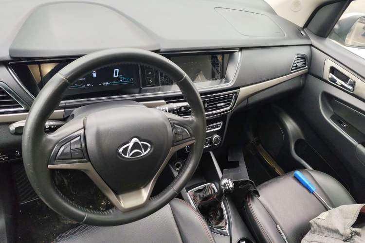 Used CHANGAN KAICHENG Oushang A600 2017 1.5L Manual Luxury Model Center Console