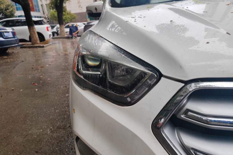 Used Ford Kuga 2018 Facelifted EcoBoost 180 Two-Wheel-Drive Platinum Wing Edition
