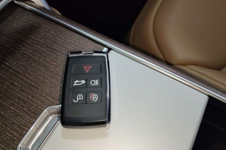 Used Land Rover Range 2024 3.0 L6 400 PS Extended Luxury Edition Vehicle Key