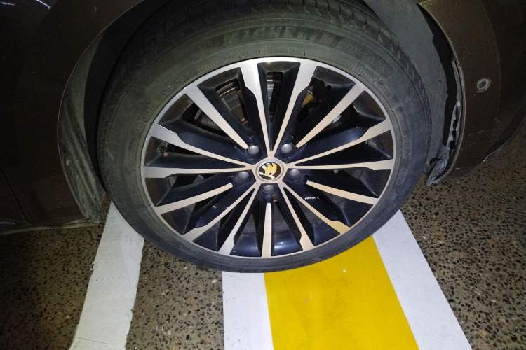 Used Skoda Superb 2016 TSI330 DSG Smart Drive Edition Right Front Wheel Hub