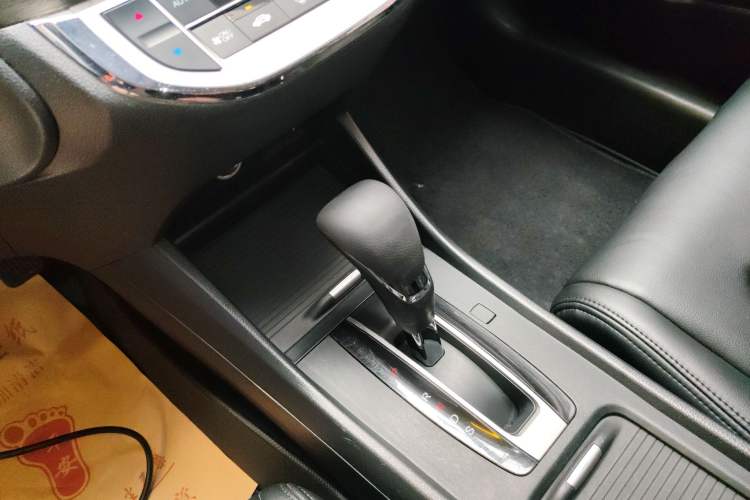 Used Honda Jade 2013 1.8L automatic Comfort version 5 seats Gear Lever