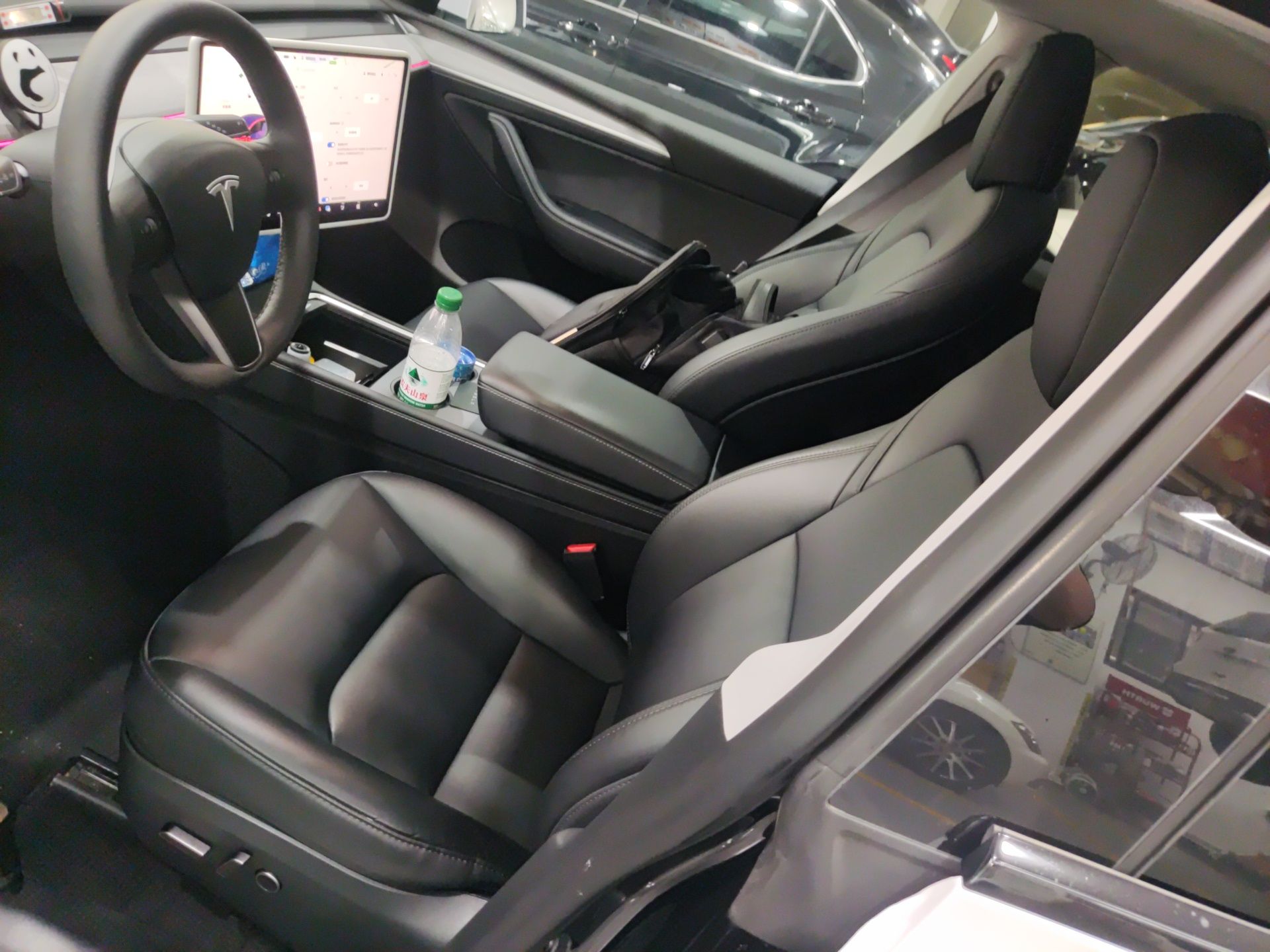 المقاعد الأمامية داخل السيارة