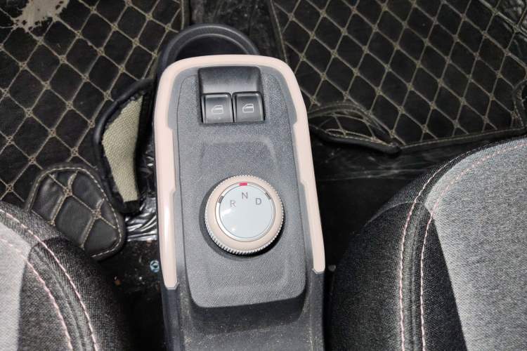 Used Chery New Energy QQ Ice Cream 2022 120km Milkshake Phosphate Lithium-Iron Gear Lever