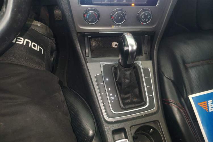 Used Volkswagen Golf 2016 230TSI Automatic Comfort Version Gear Lever