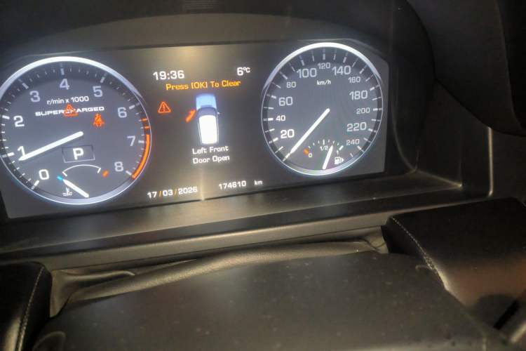 Used Land Rover Range 2012 5.0 SC V8 Odometer Close Up