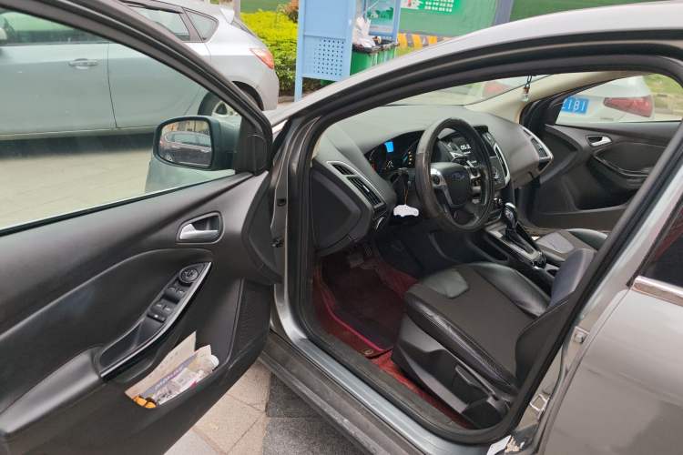 Used Ford Focus 2012 Sedan 1.6L Automatic Fashion Edition
