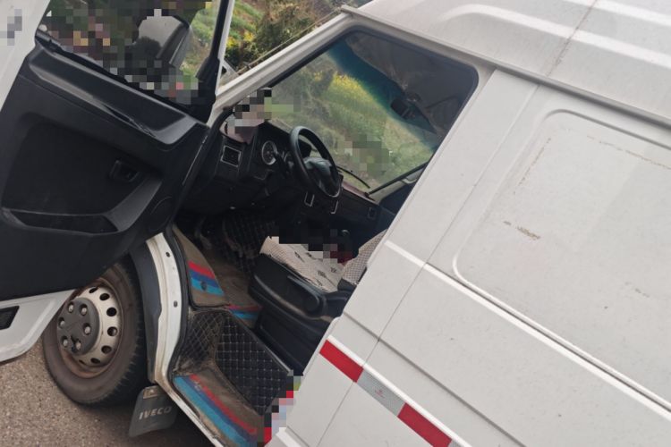 Used Iveco Daily 2021 2.5T V35 2-3 Seater Short Wheelbase Mid-Roof Design Dual Tires Manual Doors
