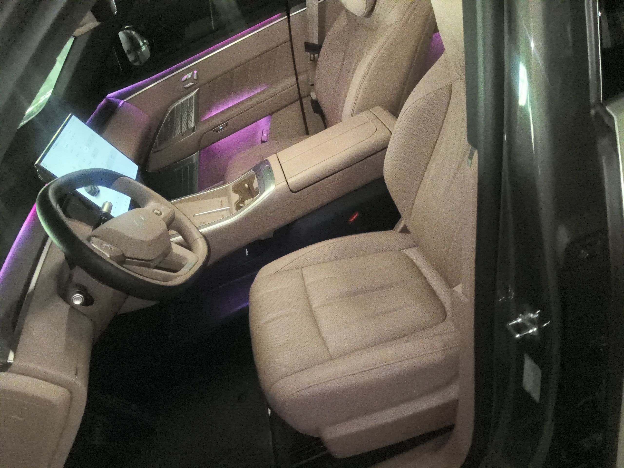 المقاعد الأمامية داخل السيارة